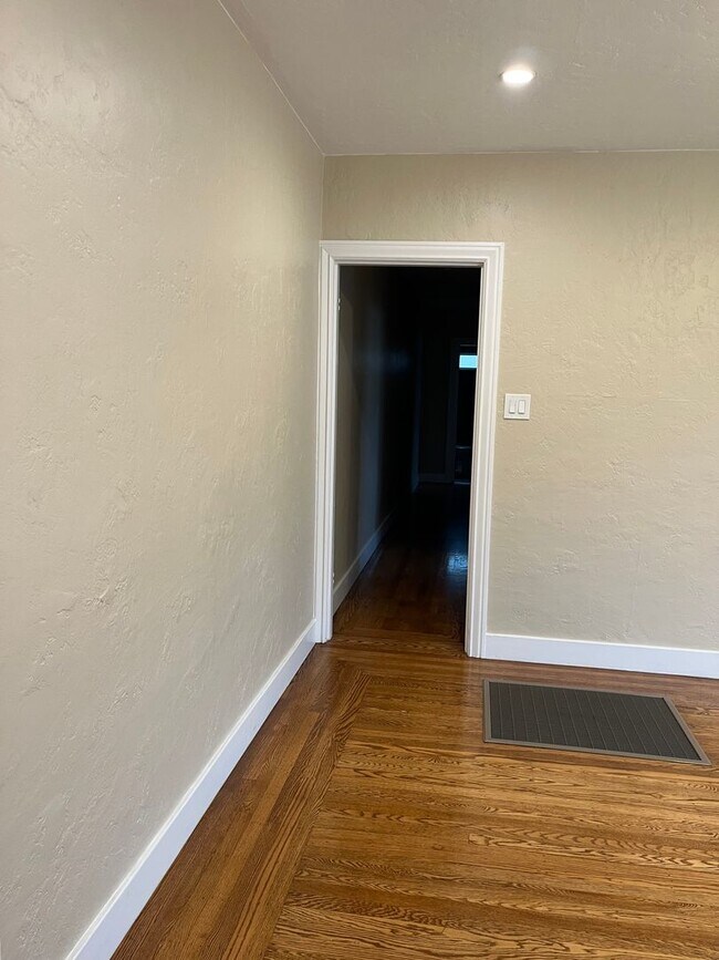 Building Photo - 324 Lincoln St