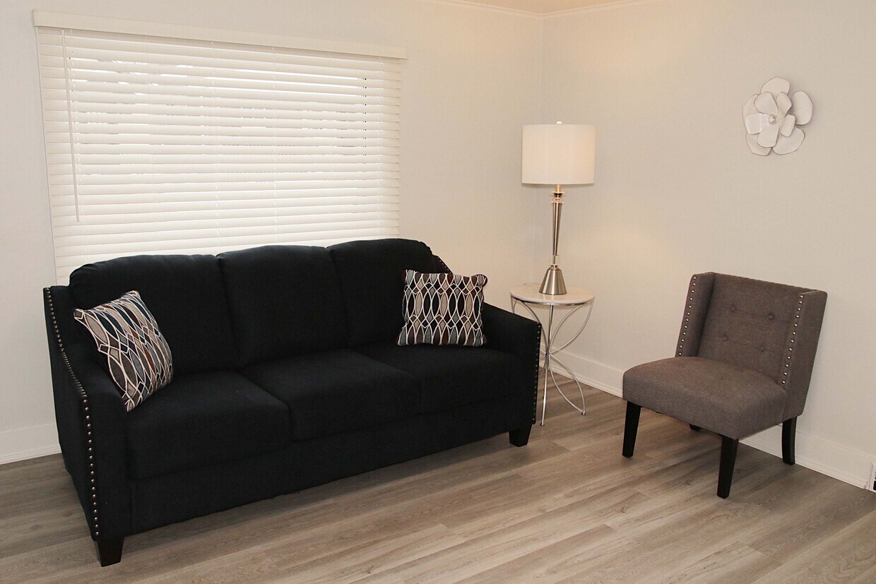 Living Room - 326 Washington Ct