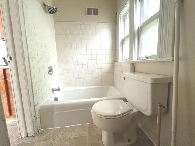 Interior Photo - 1710-14 Bradford