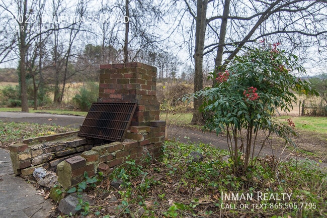 Building Photo - Charming 3 bedroom/3.5 bathroom home on ne...