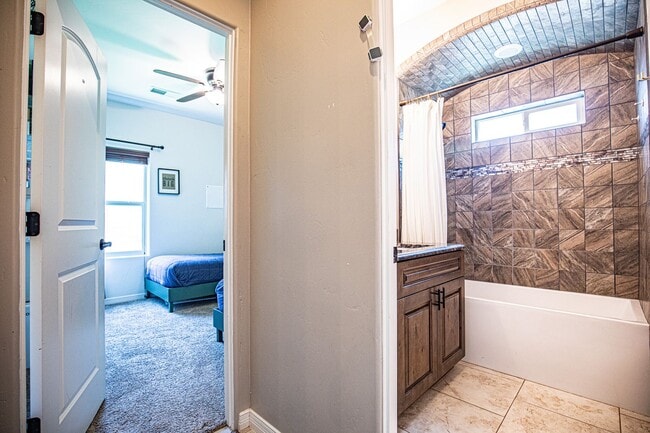 Building Photo - Beautiful 4 bedroom 2.5 bathroom