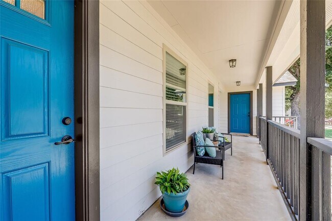 Foto del edificio - 604 Whispering Hollow Cir