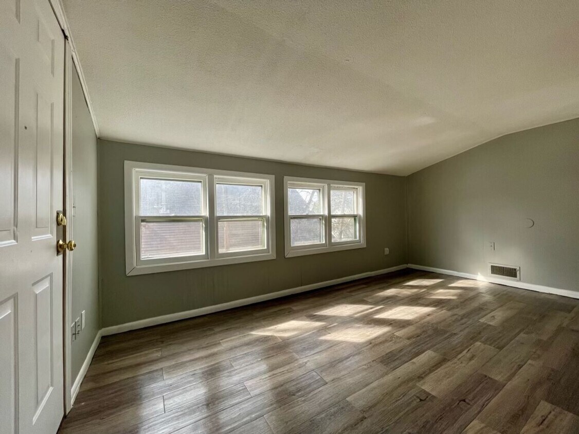 Foto principal - 98 Manitoba Ave W