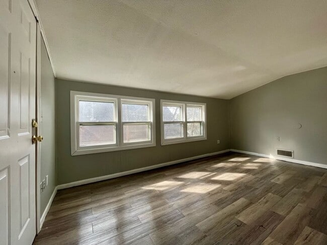 Building Photo - 98 Manitoba Ave W