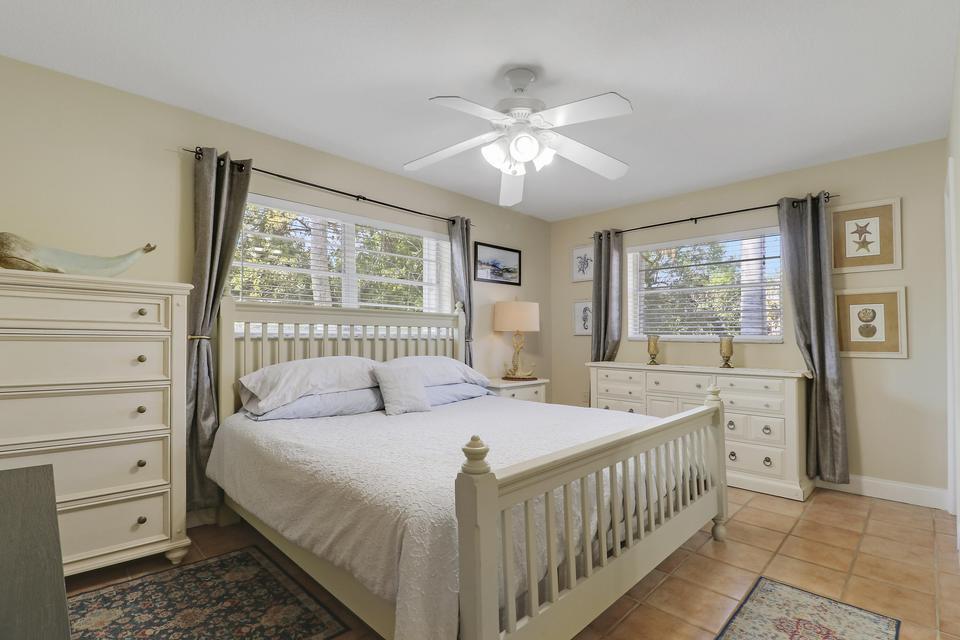 Building Photo - 402 Fern St