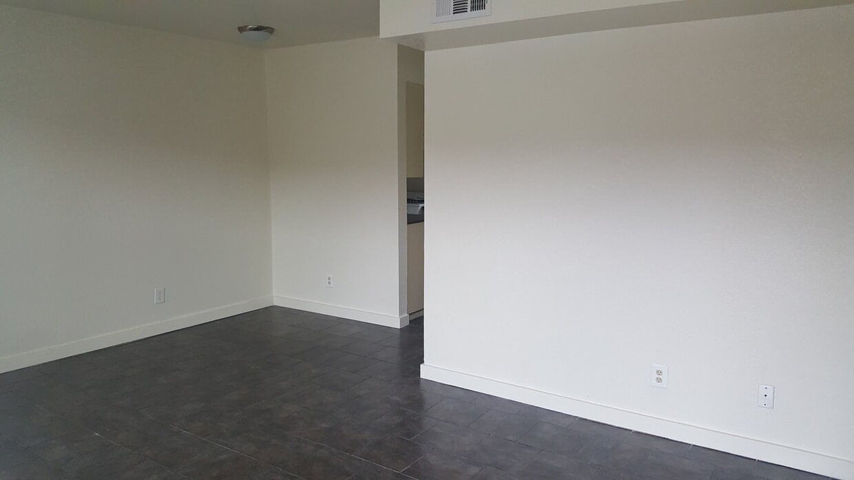 Living/Dining - 2211 W Hickory St
