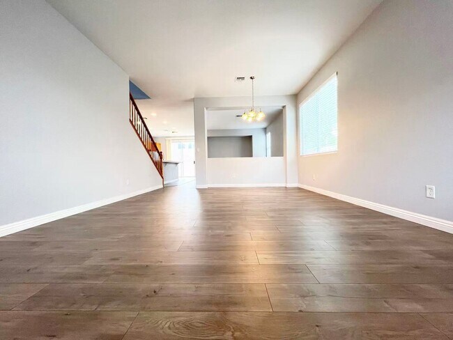 Building Photo - Spacious 4-Bed, 3-Bath Home with 3-Car Gar...