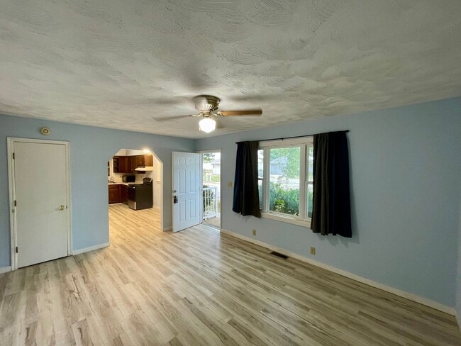 Building Photo - 2 Bed 1.5 Bath in Twin Lakes Subdivision