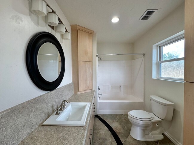 Building Photo - Upstairs 1 Bedroom with tons of Sunshine and Large Balcony!