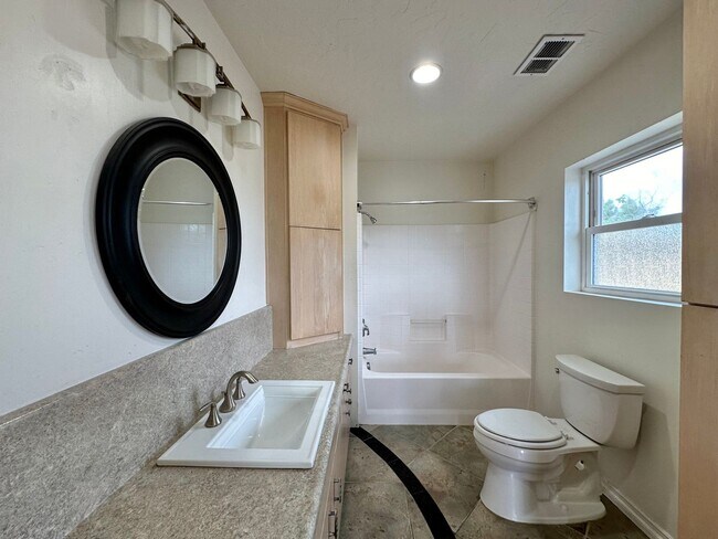 Foto del edificio - Upstairs 1 Bedroom with tons of Sunshine and Large Balcony!