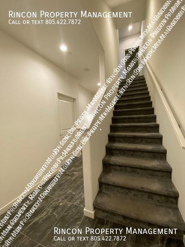 Building Photo - Park West Camarillo Townhome *4 Bedrooms/3...