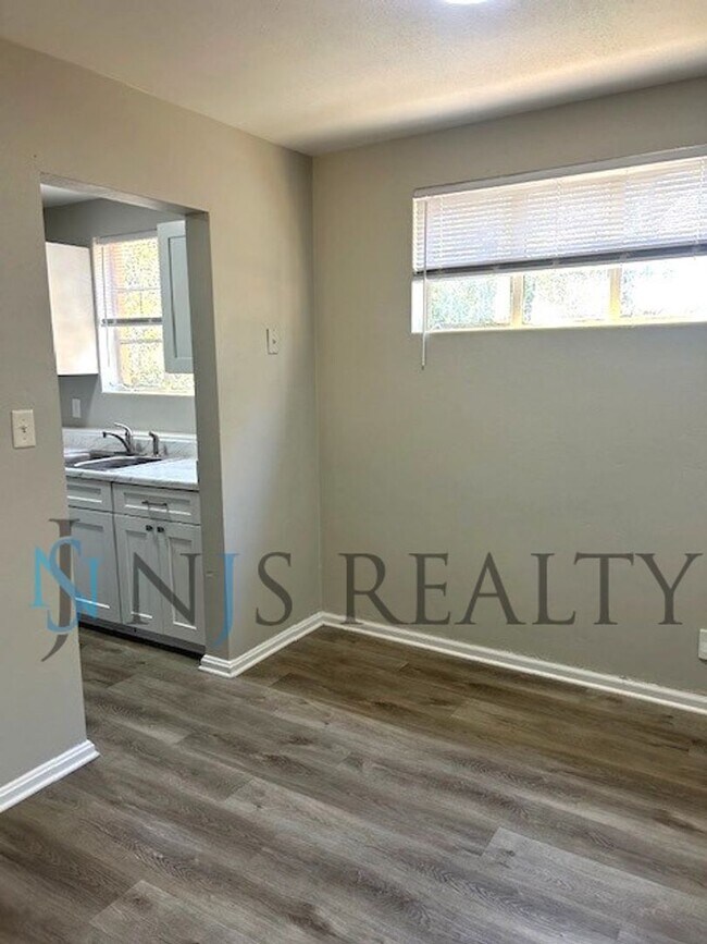 Foto del edificio - JUST REDUCED!!!!  BEAUTIFULLY UPDATED 3/1 889sq ft home. with upgraded kitchen & bath & covered p...