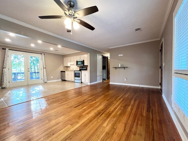 Building Photo - 3 bedroom 2 bath
