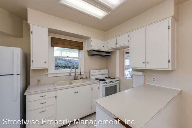 Building Photo - 3 br, 1 bath House - 3045 SE VanWater St
