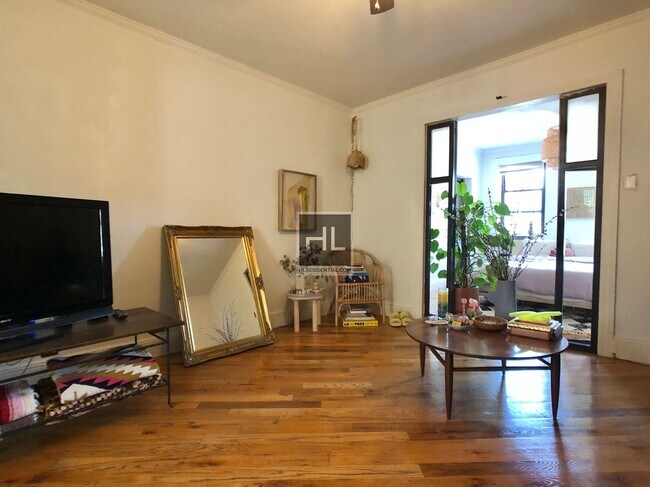 Foto del edificio - 257A 20 STREET