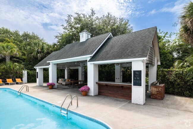 Piscina - The Vine at Bermuda Run