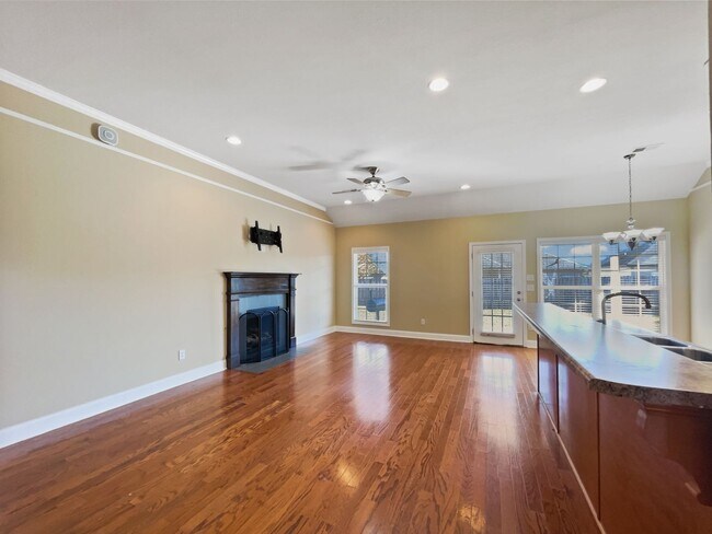 Building Photo - Available JULY 4, 2024!!! 3 Bed, 2 Bath Ho...