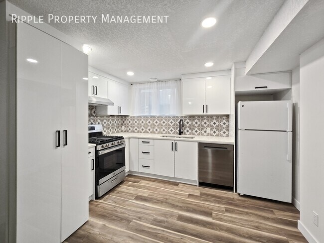 Photo du bâtiment - AMAZING 2 BEDS, 1 BATHS LOWER/BASEMENT UNIT | NO PETS ALLOWED