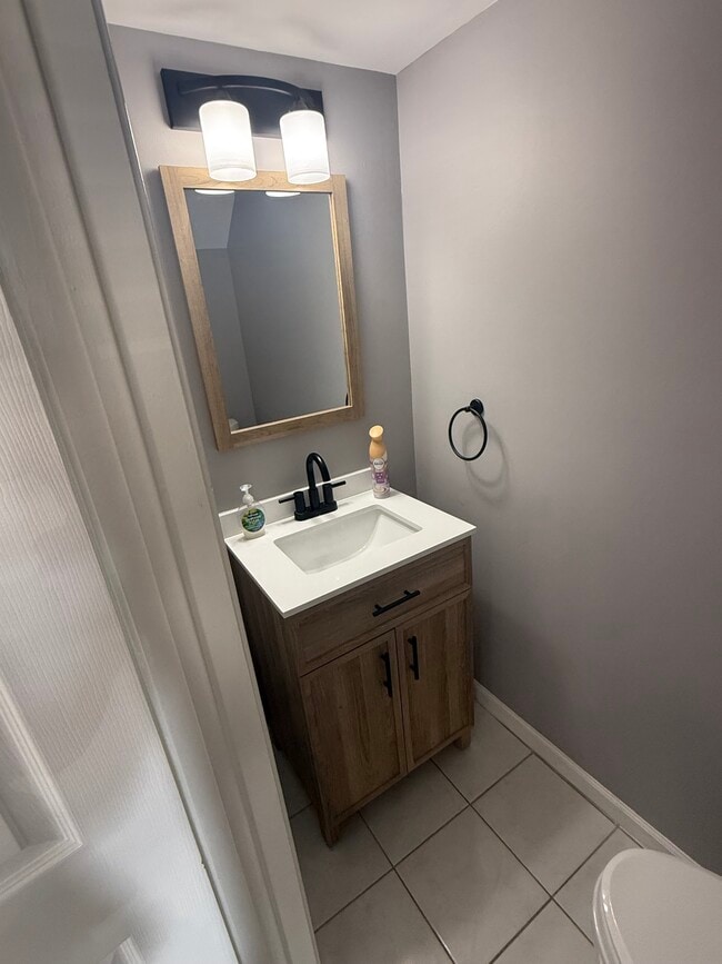 Baño de la planta baja - 1 Michele Ct