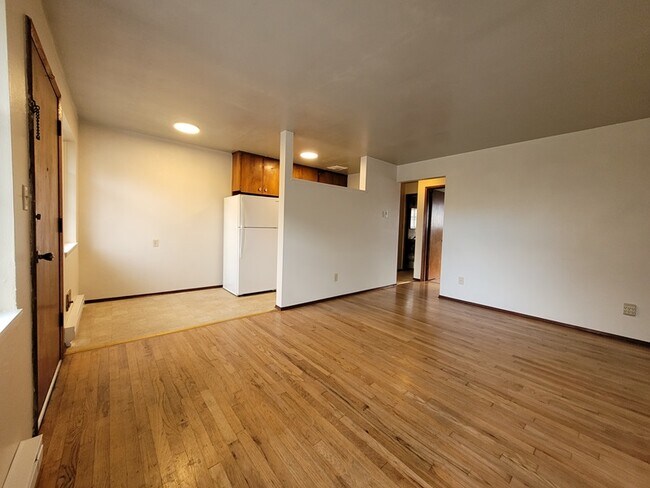 Building Photo - 1415 S College St