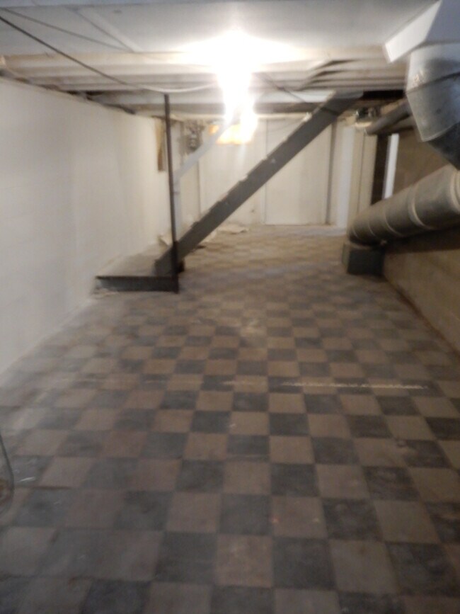 Building Photo - 324 S James Rd