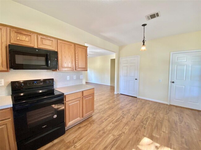 Foto del edificio - 910 Tall Pines Dr