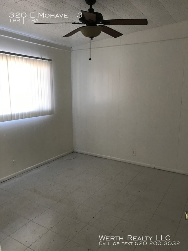 Building Photo - Small Single Level Community