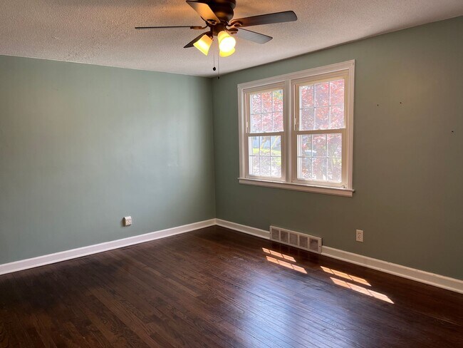 Building Photo - House: 3 bedrooms 1 bathroom in New Britain