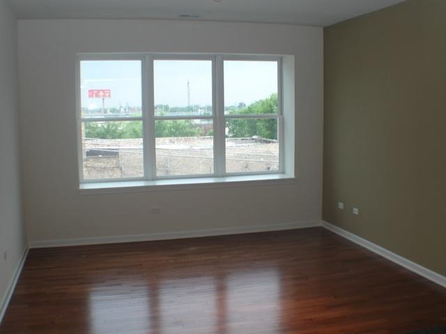 Foto del edificio - 4217 W Irving Park Rd