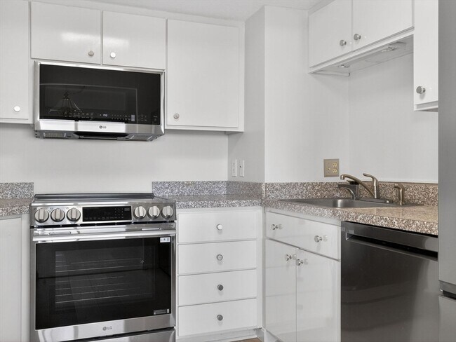 Foto del edificio - 250 Hammond Pond Pkwy