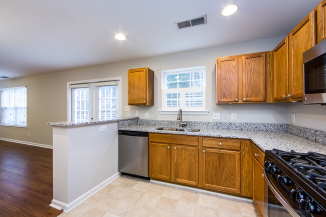 Building Photo - Great 3BD/2.5BA Home in Desirable Highland Creek!