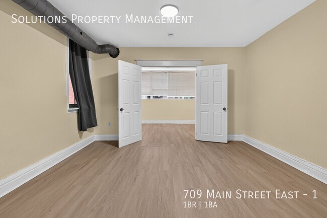 Photo du bâtiment - Spacious and Bright 1 Bedroom Apartment