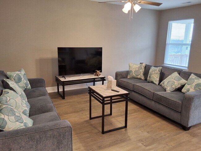 Foto del edificio - Knoxville 37921 - Fully Furnished - 3 bedroom, 2 bath home - Contact Sharon Arnwine (865) 313-7215