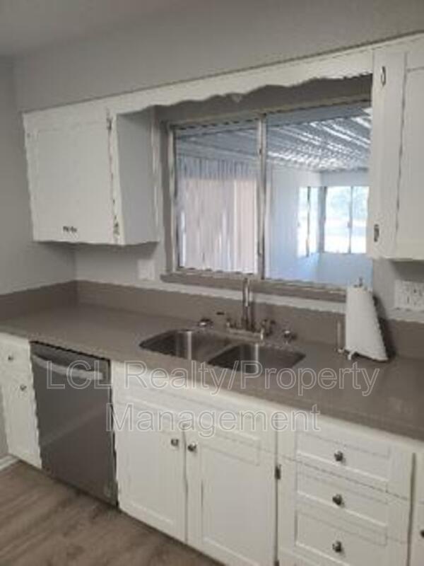 Building Photo - 30060 Thornhill Dr