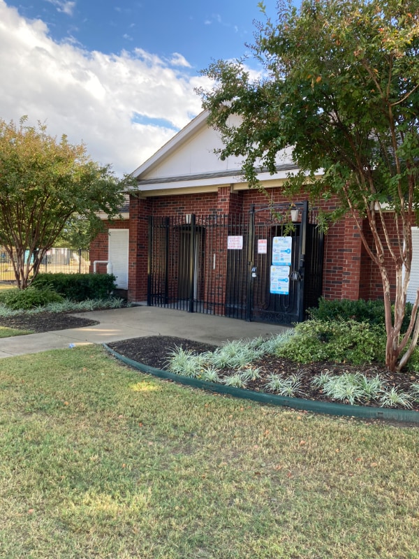 Foto del edificio - 11048 Kinston St