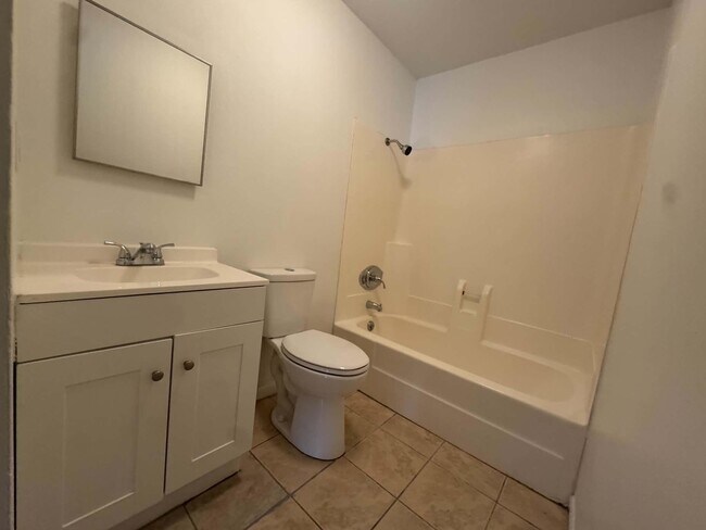 Building Photo - 113 Twin Trees Dr