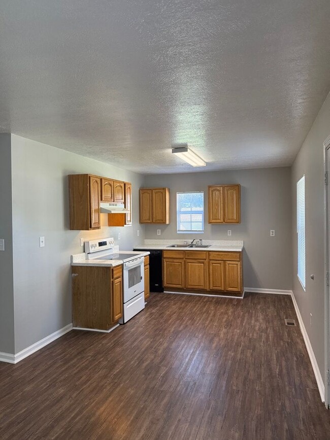 Foto del edificio - Charming 3 bedroom 2 bath bungalow- brand new refrigerator!