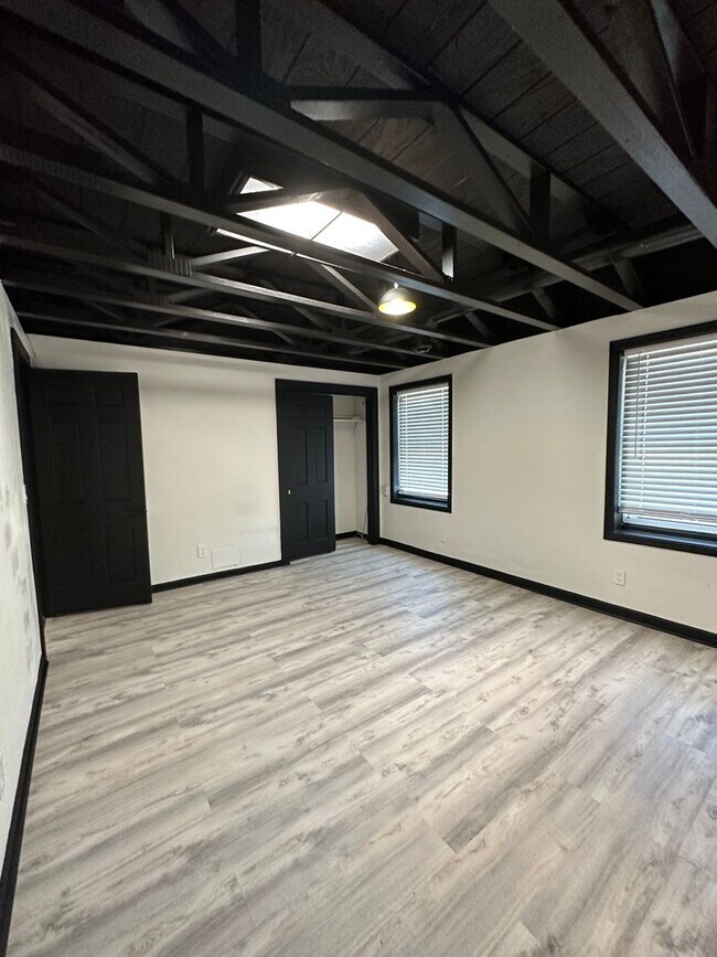 Building Photo - 4630 W North Ave