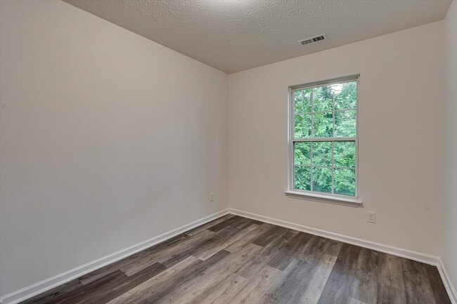 Building Photo - 913 Sylvan Dr