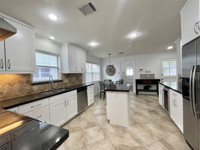 Building Photo - 6210 Queensloch Dr