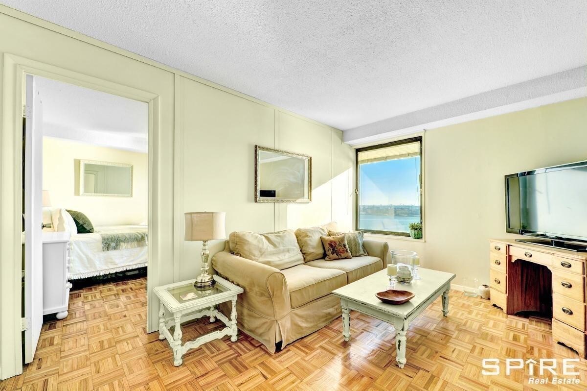 30 Waterside Plaza Unit 13 G, New York, NY 10010 Room for Rent in New