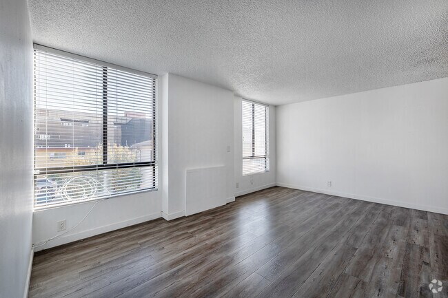 1 habitación, 1 baño - 650 pies cuadrados - Sala de estar - 5837 Virginia Ave