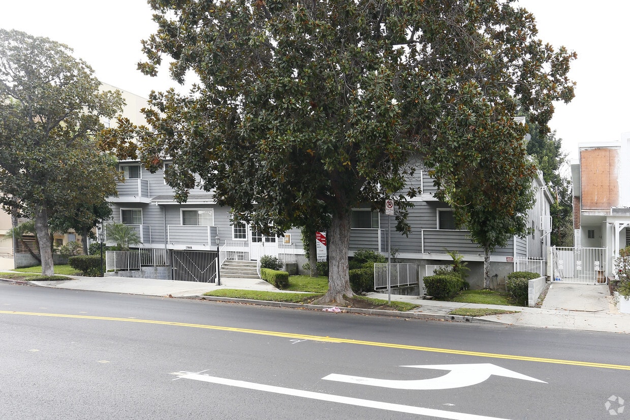 Building Photo - 13444 Moorpark