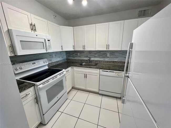 Building Photo - 9601 Fontainebleau Blvd