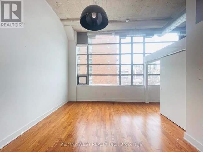 Building Photo - 637 Lake Shore Blvd W