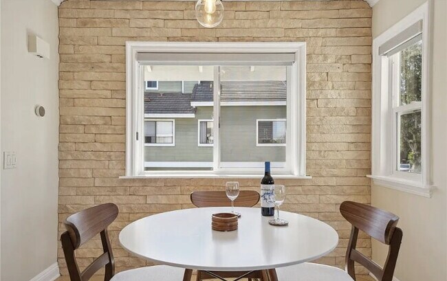 Foto del edificio - Nestled within the highly sought-after Hea...