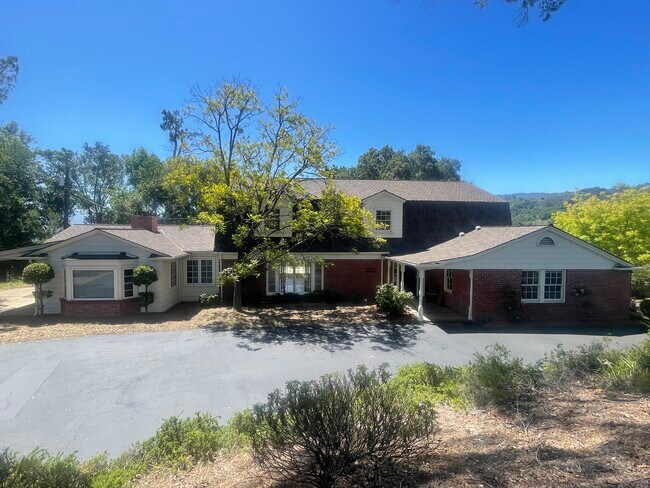 Foto del edificio - 22505 Rolling Hills Rd