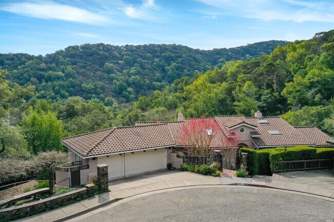 Building Photo - 617 Blackstone Dr