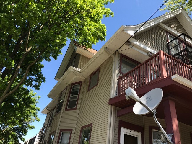 Corner lot means lots of sunshine - 454 W Doty St