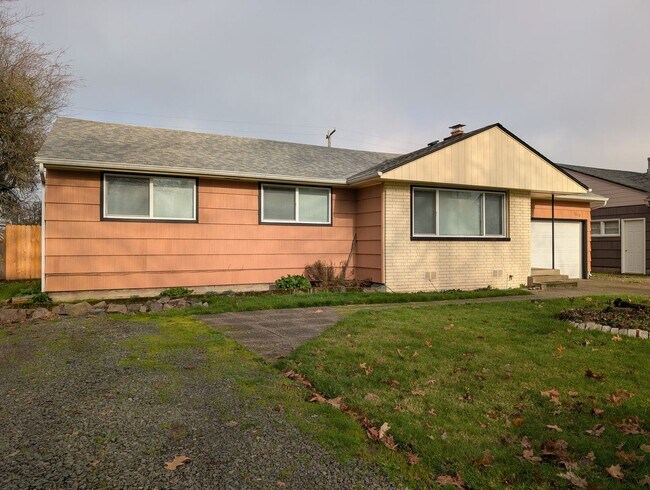 Building Photo - Charming 3 bed/1 bath with large yard and great patio space!